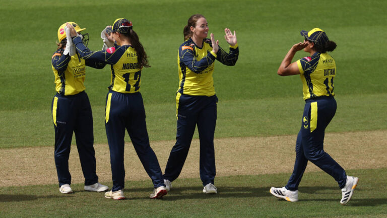 Harman helps Hampshire rescue tie after Wellington ties down Surrey – Hampshire and Surrey Play Out Thrilling Vitality Blast Tie